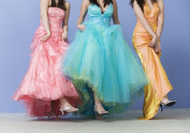 "Groznica maturalne večeri": Obrtnici maturantima iz domova darovali odijela i haljine