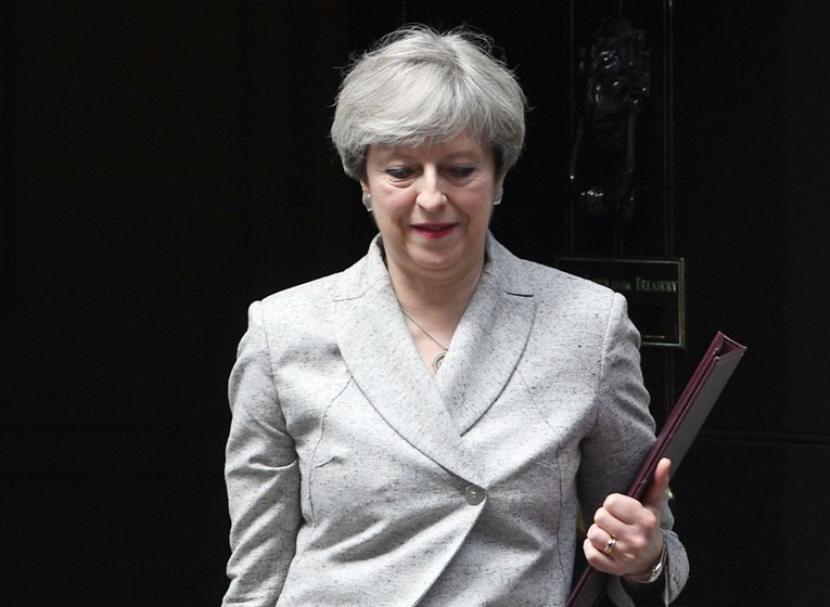 Oslabljena Theresa May kreće u pregovore o Brexitu