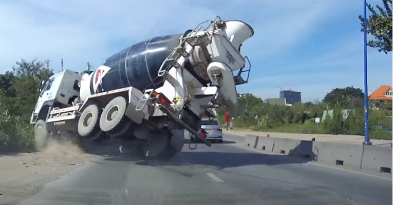 VIDEO Kamion miješalica umalo samljeo kolonu automobila