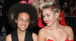 Miley Cyrus na amFAR galu stigla uz pratnju "bez spola"