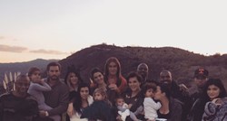 Tko je misteriozni muškarac s obiteljske slike slavnih Kardashiana?