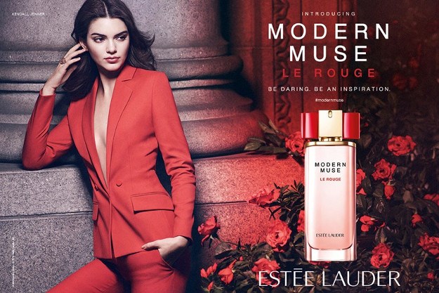 U damskom crvenom odijelu Kendall zablistala na reklami za parfem Modern Muse Le Rouge