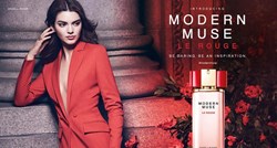 U damskom crvenom odijelu Kendall zablistala na reklami za parfem Modern Muse Le Rouge