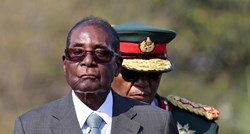 Robert Mugabe je toliko loše da ne može hodati