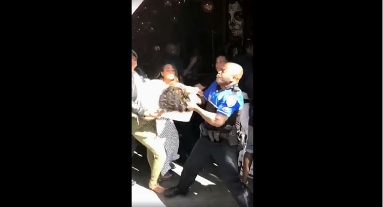 Policajac na Floridi vukao ženu za kosu i bacio je na pod, tvrdi da ga je prije toga udarila