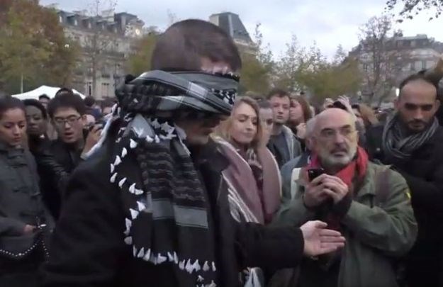 Suze u Parizu: "Musliman sam, kažu da sam terorist. Hoćete li me zagrliti?"