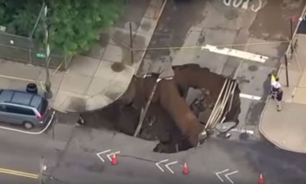 Golema rupa progutala raskršće na Petoj aveniji u New Yorku