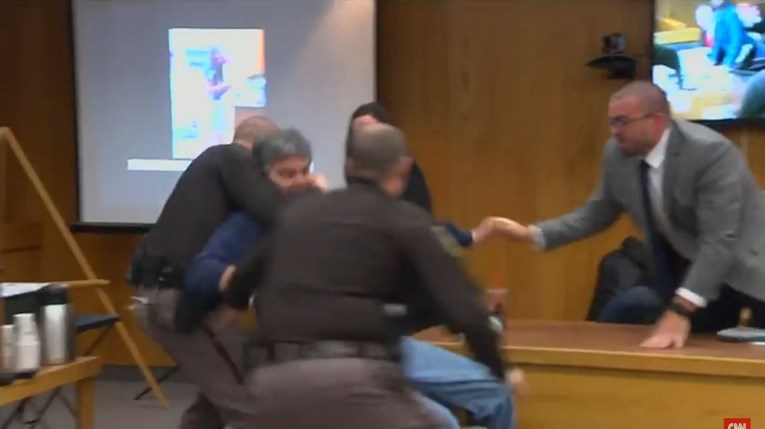 Otac žrtve u sudnici fizički napao američkog pedofila, pogledajte snimku