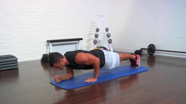 Neravni plank – vježba kojom ćeš drastično povećati triceps
