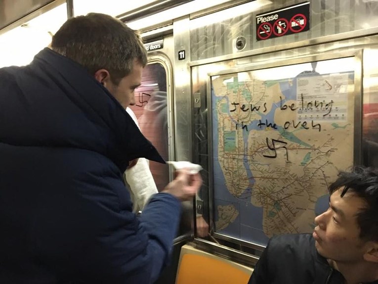 Tako to rade Njujorčani: Cijeli metro išaran svastikama, putnici ih zajedno izbrisali u 2 minute