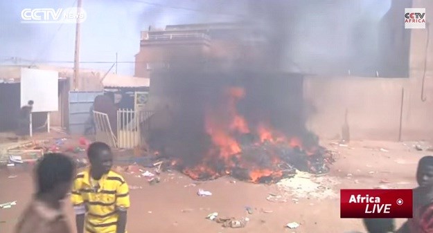 Neredi u Nigeru: Zbog naslovnice Charlie Hebdoa spalili 45 crkava