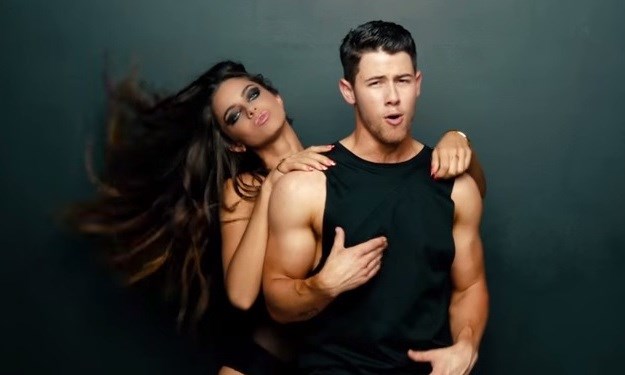 Ruke u kojima uživa zgodna Olivia: Nick Jonas pokazao sexy mišiće u novom spotu