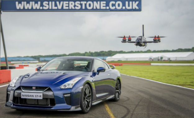 Nissan GT-R protiv najbržeg drona na svijetu