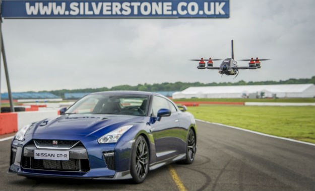Nissan GT-R protiv najbržeg drona na svijetu