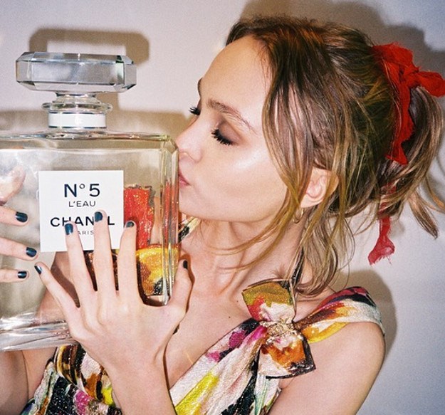 Stiže nova, cool "rođakinja" parfema Chanel No.5, a zaštitno lice kampanje je Lily Rose Depp