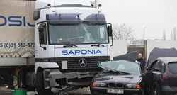 FOTO U Osijeku proklizao šleper i zgnječio četiri automobila