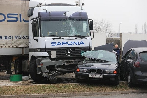 FOTO U Osijeku proklizao šleper i zgnječio četiri automobila