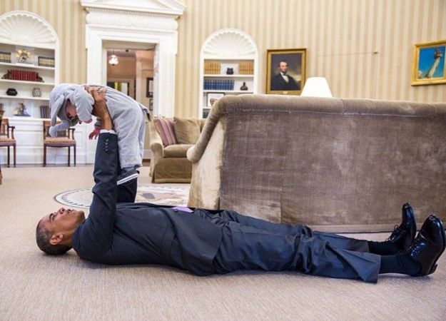 Glupiranje u Bijeloj kući: Obama zbog bebe završio na podu