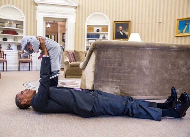 Glupiranje u Bijeloj kući: Obama zbog bebe završio na podu