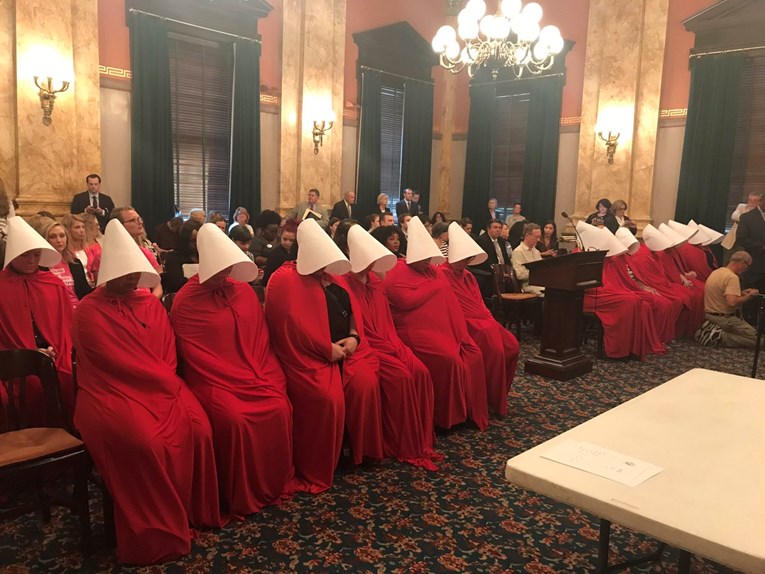 Prosvjed protiv zabrane pobačaja: Žene u Ohiou odjevene u sluškinje iz popularne serije