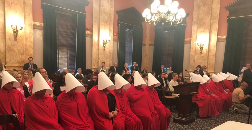 Prosvjed protiv zabrane pobačaja: Žene u Ohiou odjevene u sluškinje iz popularne serije