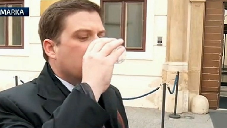 Ministar Kujundžić odbio pred vladom popiti čašu vode iz Slavonskog Broda, dva ministra su popila