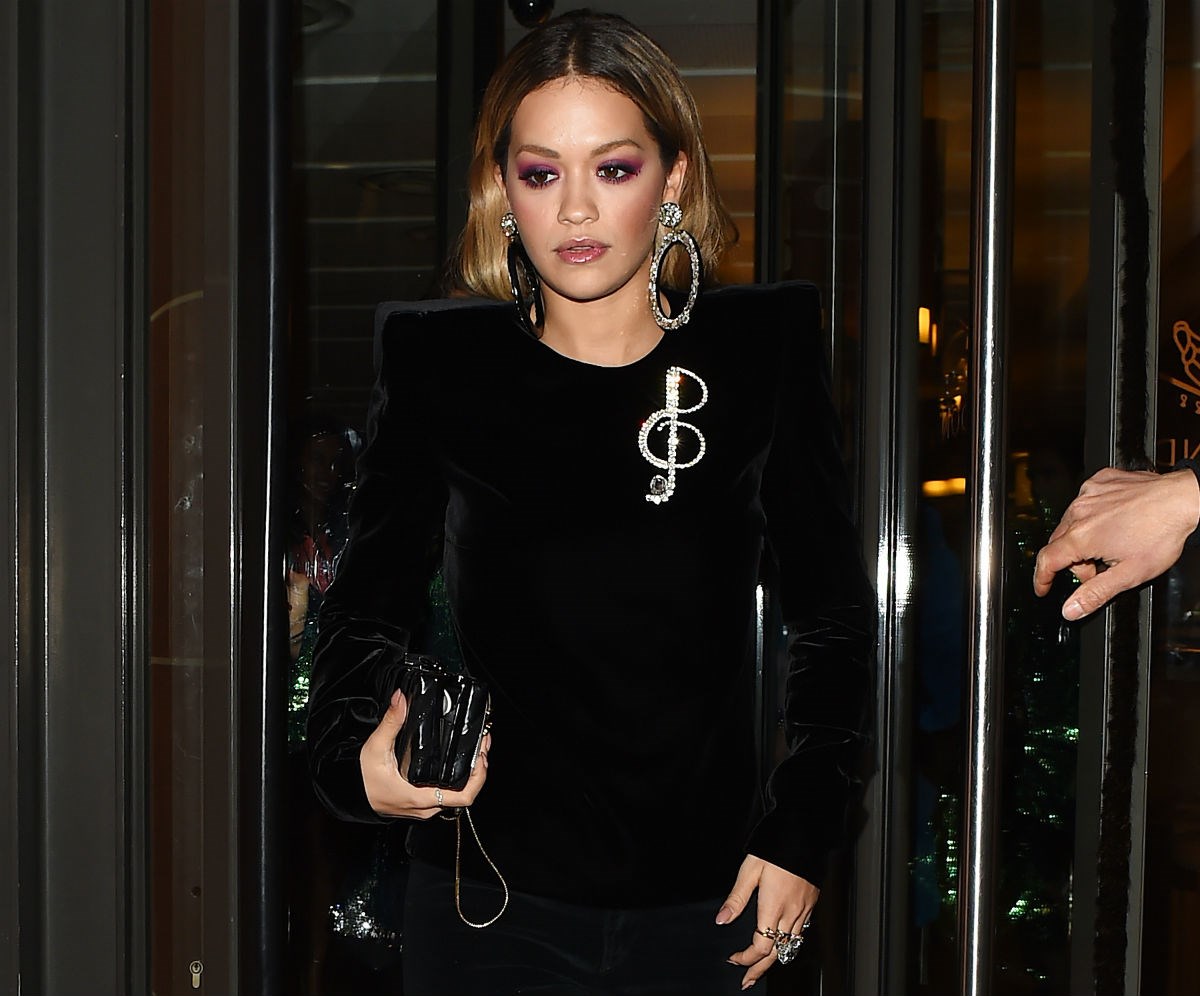 Rita Ora napokon u kombinaciji koju bi obukle i druge žene