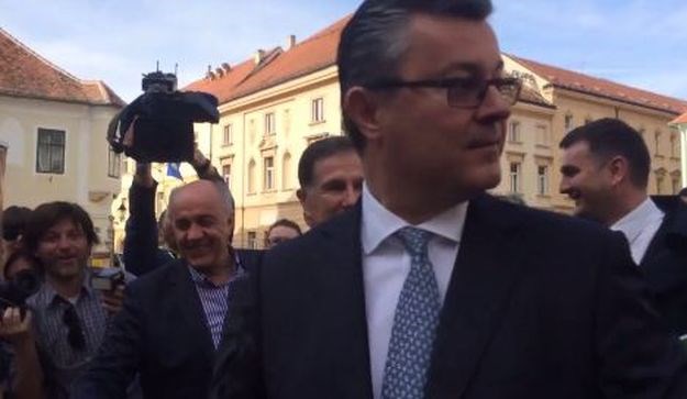 VIDEO Orešković probao domaći kulen pa zavapio: "Di je moj doktor?!"