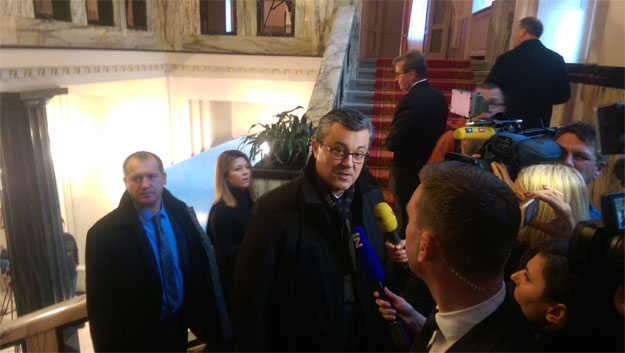 Orešković poručio da je spreman pomoći Hrvatskoj pa odjurio iz Sabora: "Već smo trebali biti na ručku"