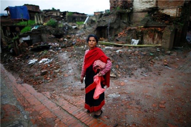 Zbog potresa ljudi u Nepalu žive u privremenim skloništima, najmanje sedmero umrlo od hladnoće