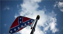 Južna Karolina: Aktivist skinuo konfederacijsku zastavu, dvoje ljudi uhićeno