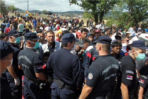 Napeto na granici sa Srbijom, tisuće čekaju na ulazak u Hrvatsku: Policija ih hvata po poljima