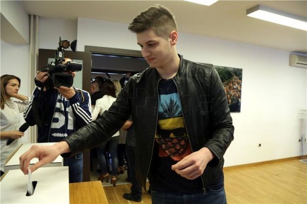 Prava zvijezda izbora u HDZ-u: Zgodni Karamarkov sin privlačio poglede na biralištu