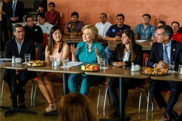 Hillary Clinton na korak do nominacije, odnijela pobjedu u Puerto Ricu