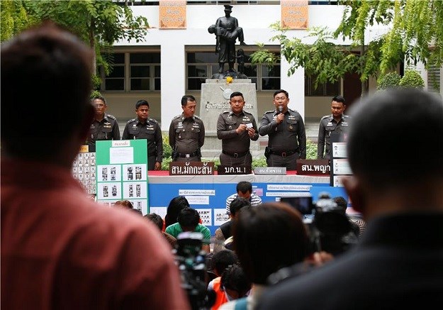 Djevojčice na Tajlandu otrgnule ružičasti predizborni plakat pa zaradile optužnicu