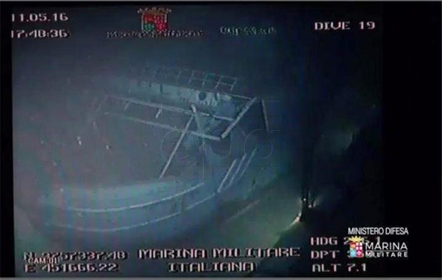 Talijanska mornarica izvukla olupinu broda s tijelima 675 izbjeglica