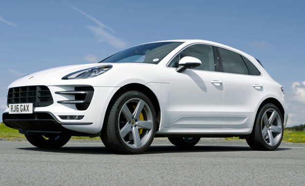 Može li nezgrapni  Porscheov SUV biti brži od najboljeg kompaktnog sportaša