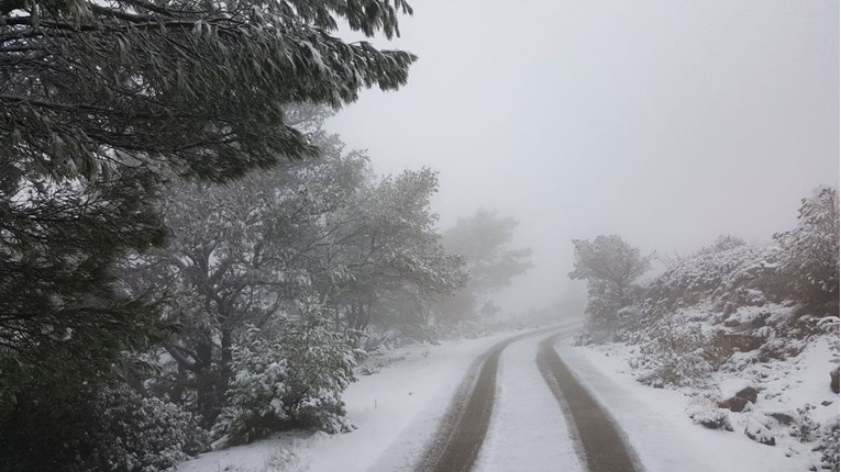 FOTO Snijeg pada na Lastovu, najudaljenijem hrvatskom otoku