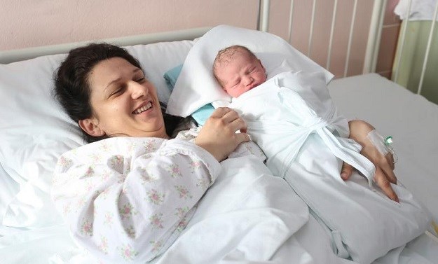 Grad Karlovac se trudi zaustaviti depopulaciju: Darovi za prvo novorođenče, dječaka Frana