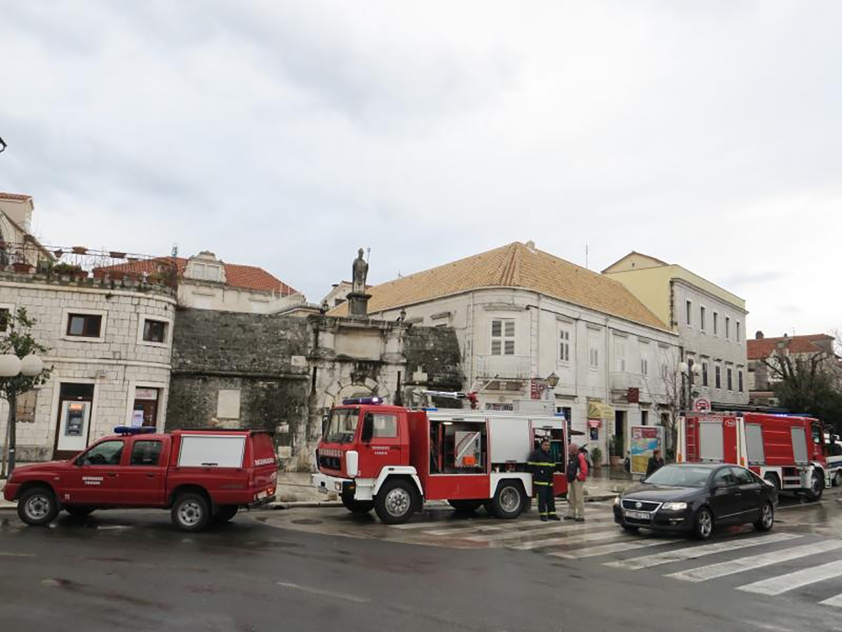 Vozio u rikverc pa nije vidio pješaka: 80-godišnji Trogiranin nastradao pod kotačima dostavnog vozila