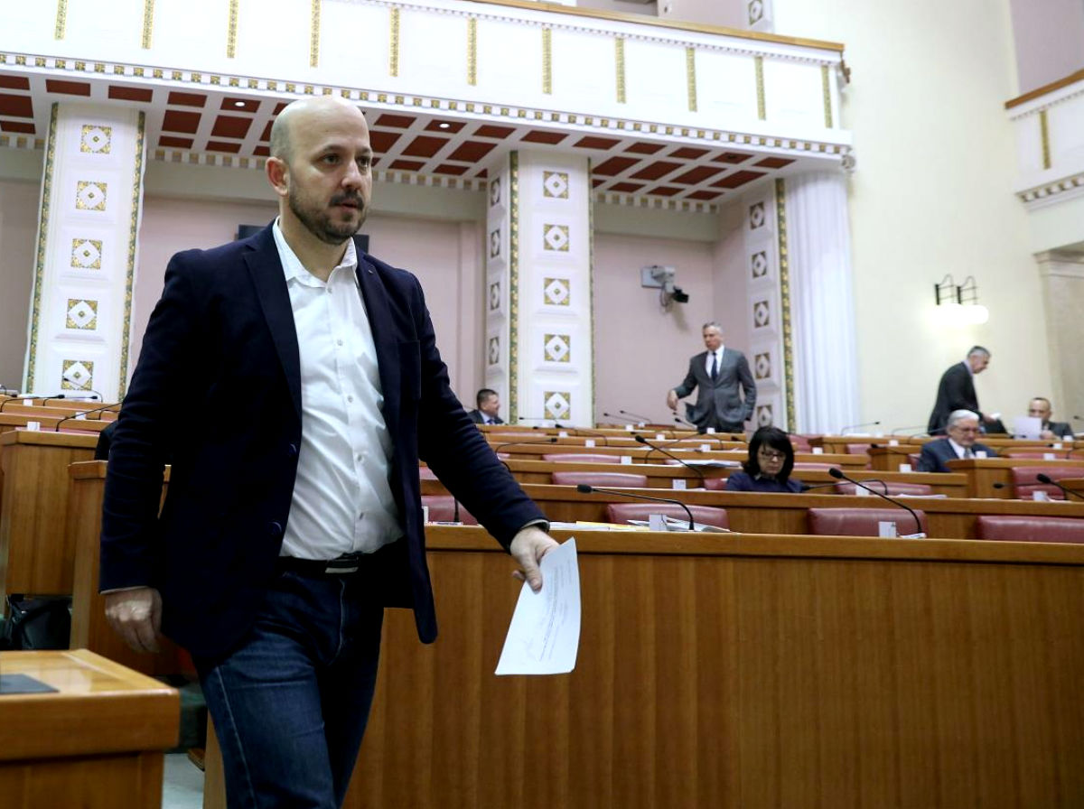 Maras bacao papire u saboru: "E nećeš Bandiću"
