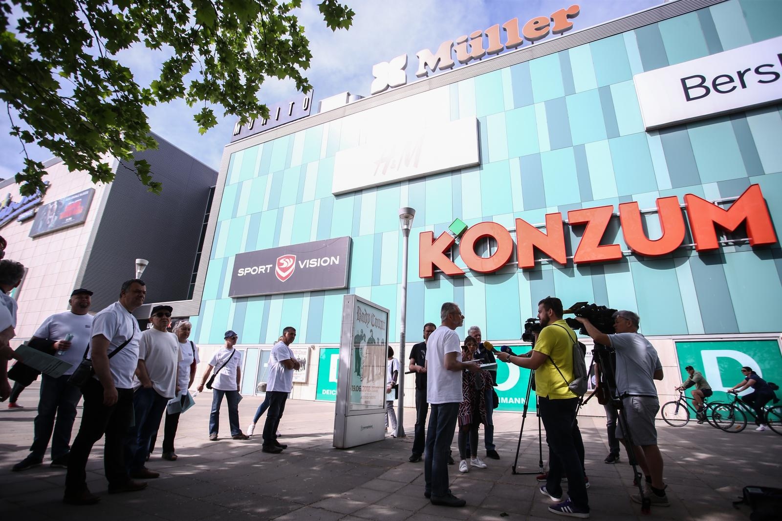 Akcija ispred zagrebačkog shopping centra: "Rad nedjeljom treba zabraniti, novac ne može zamijeniti obitelj"
