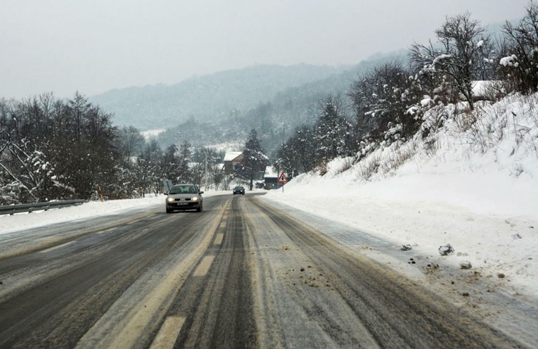 UPOZORENJE HAK-A Poledica i dalje stvara probleme, niz cesta zatvoren zbog snijega i leda