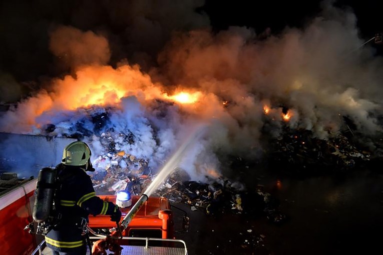 Požar u CIOS-u pod kontrolom, cijeli zapad Zagreba smrdi po dimu: "Držite vrata i prozore zatvorenima"