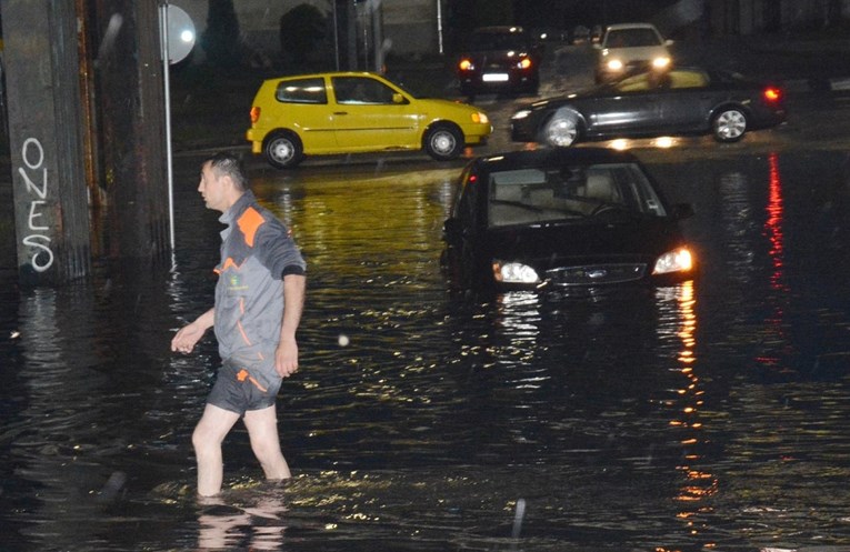Velika oluja pogodila Hrvatsku, na kopnu munje i tuča, u Sisku poplavljene ceste, kuće...