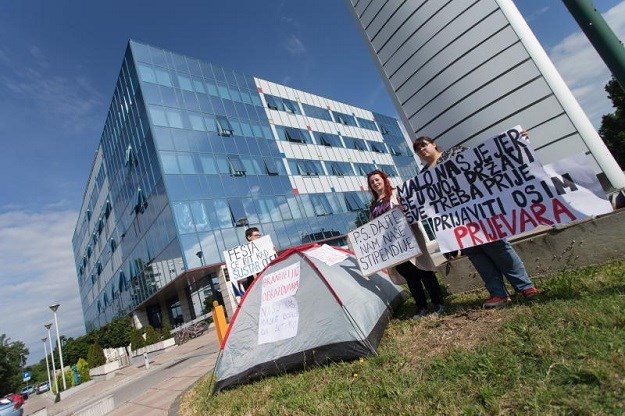 Tri studentice postavile šator ispred MZOS-a, sprema se "fešta": "Ne odlazimo bez stipendija"