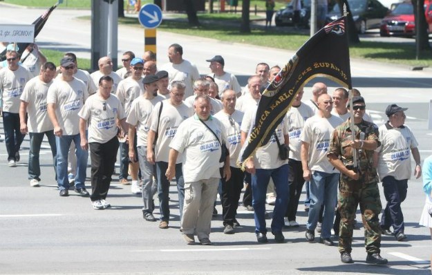 Karlovac odao počast Oluji, 1000 ratnih veterana prošlo središtem grada