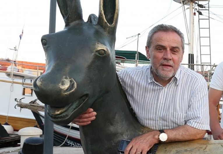 FOTO Bandić zagrlio magarca, a svi se zagledali što to nosi na nogama