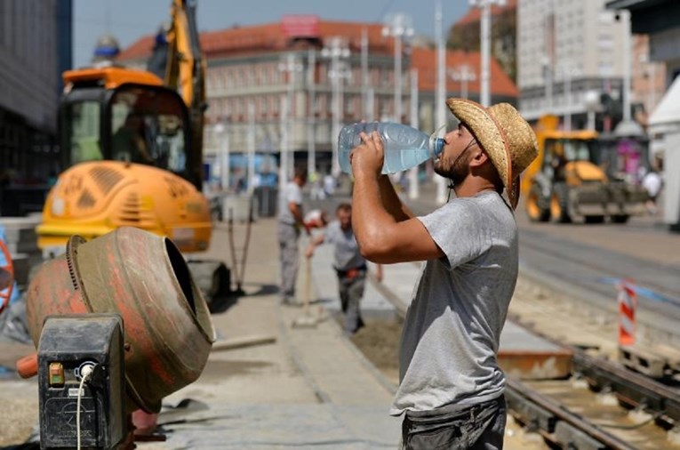 FOTO Oni ne mogu potražiti spas u hladu: Građevinski radnici prže se na gotovo 50°C