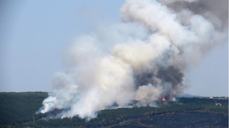 VIDEO, FOTO Požar kod Imotskog došao do kuća, plameni jezici visoki 30 metara